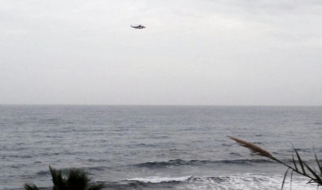 Un helicóptero trabaja en las labores de búsqueda de la turista, al parecer una turista de origen ruso, que ha desaparecido hoy en el mar mientras se bañaba en la playa de El Cochino, en el municipio San Bartolomé de Tirajana (sur de Gran Canaria).