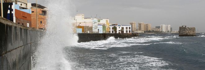 Las olas rompen con fuerza contra el paseo del barrio marinero de San Cristóbal en Las Palmas.