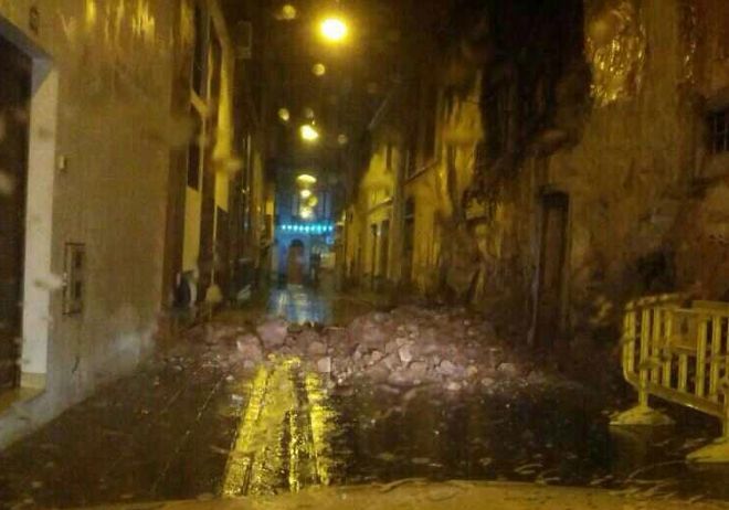 Imagen publicada en el twitter de la Policía Local de la caída de un muro de una casa antigua en la calle La Palma.