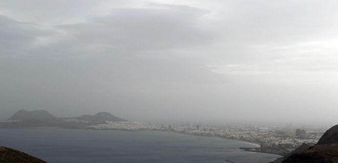 2013. Vista de la abundante nubosidad que ha cubierto hoy la ciudad de Las Palmas de Gran Canaria y que está provocando las primeras lluvias del temporal que desde ayer afecta a las Islas Canarias.