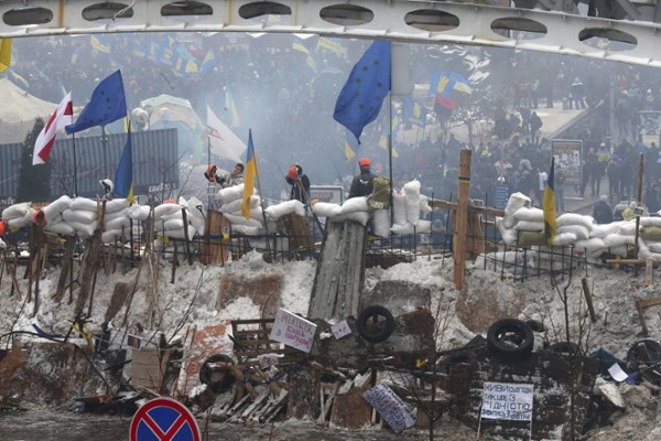 Vista de una barricada levantada por manifestantes pro Unión Europea en Kiev, Ucrania, hoy, jueves 12 de diciembre de 2013. Miles de manifestantes marchan por el centro de la capital ucraniana hacia la sede del Tribunal de Apelaciones, que hoy ve los recursos de varios opositores detenidos hace casi dos semanas tras enfrentamientos con la policía antidisturbios.