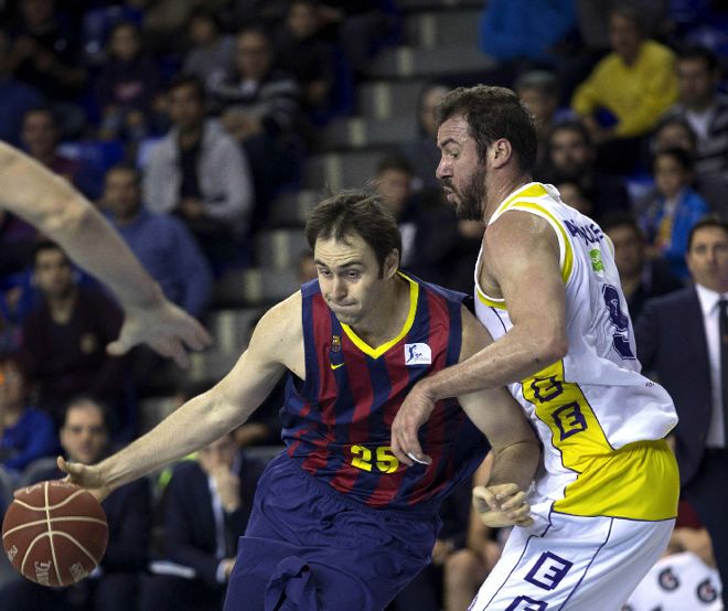 El ala-pívot del Barcelona Erazem Lorbek (i) lleva el balón ante Haritopoulos.
