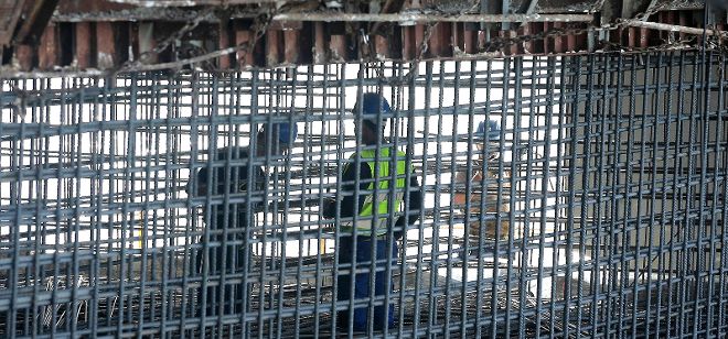 Obreros en un edificio en construcción.