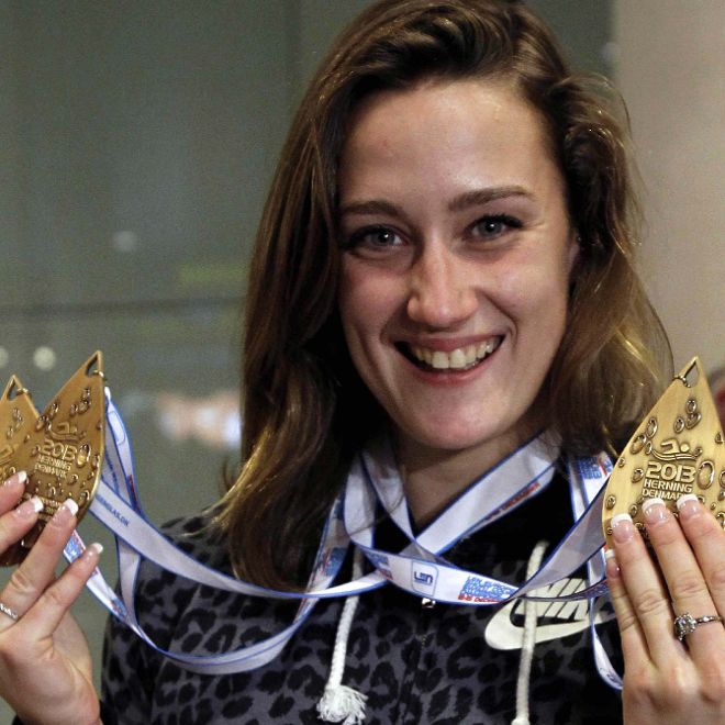 La nadadora española Mireia Belmonte muestra las cuatro medallas de oro.