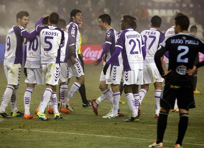 Los jugadores del Valladolid felicitan a Javi Guerra (i) tras marcar su tercer gol.