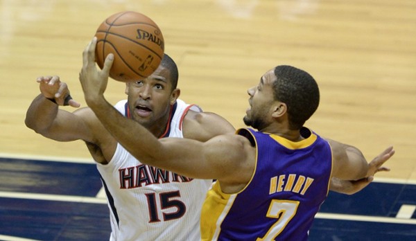 El dominicano Al Horford (i) de los Hawks en acción ante Xavier Henry (d) de los Lakers hoy, lunes 16 de diciembre de 2013, durante un partido de la NBA disputado en el Philips Arena de Atlanta, Georgia (EE.UU.).