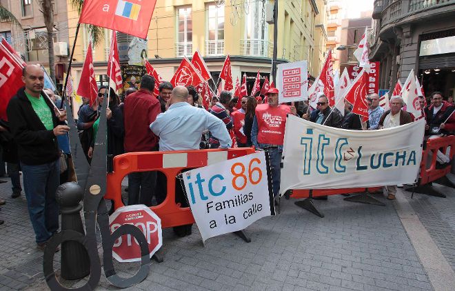 Representantes de ocho sindicatos concentrados frente al Parlamento para exigir unas cuentas más sociales. También protestaron trabajadores del ITC.