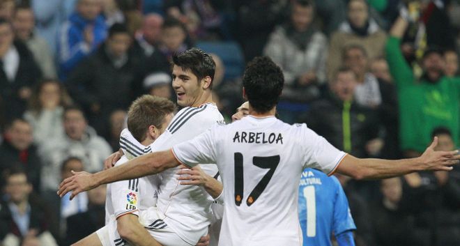El centrocampista del Real Madrid Asier Illarramendi (i) celebra su gol.