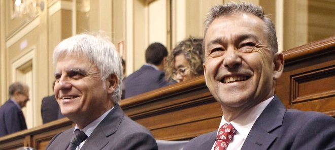 El presidente del Gobierno de Canarias, Paulino Rivero (d), junto al vicepresidente y consejero de Educación, José Miguel Pérez en el Parlamento.