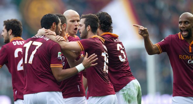 Los jugadores del Roma celebran uno de sus goles. EFE