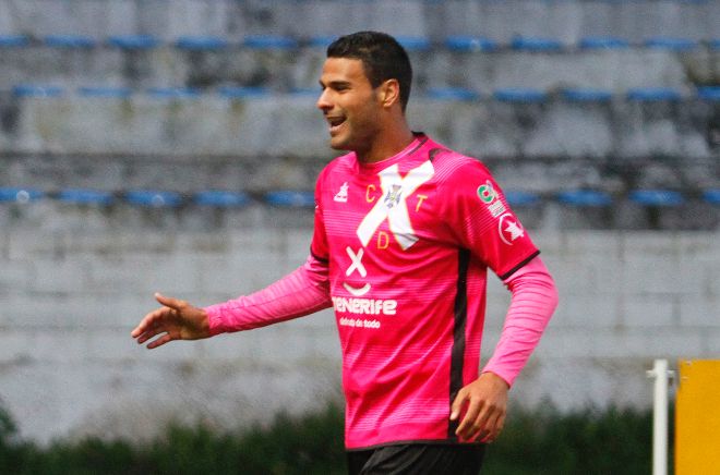 Aridane Santana con la camiseta rosa.