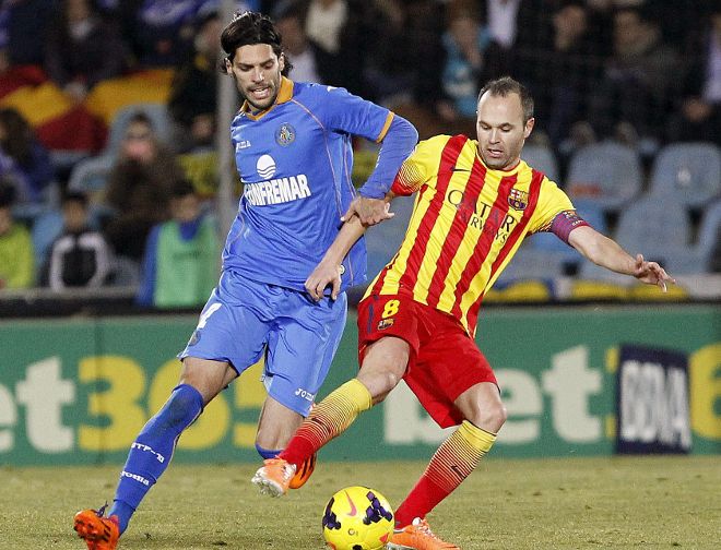 El centrocampista del Barcelona Andrés Iniesta (d) pelea un balón con Lafita.