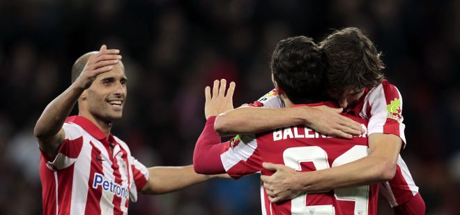 Los jugadores del Athletic de Bilbao celebran la victoria ante el Rayo.