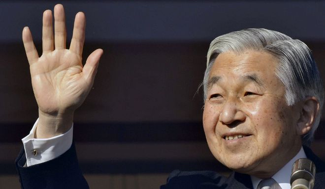 Fotografía de archivo fechada el 23 de diciembre de 2009 que muestra al emperador japonés Akihito, durante la celebración de su 76 cumpleaños en el Palacio Imperial de Tokio (Japón). El emperador Akihito cumplirá 80 años el día 23 de diciembre de 2013.