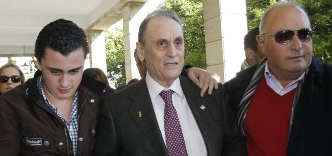El ex máximo accionista del Real Betis, Manuel Ruiz de Lopera (c), a su llegada a los juzgados del Prado.