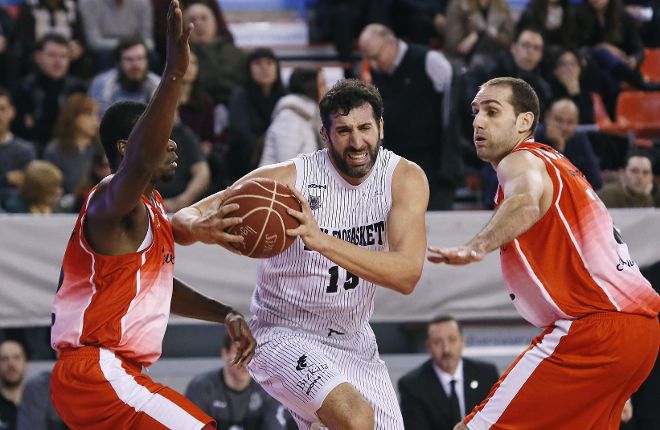 El alero del Bilbao Basket, Álex Mumbrú (c), intenta avanzar con el balón.