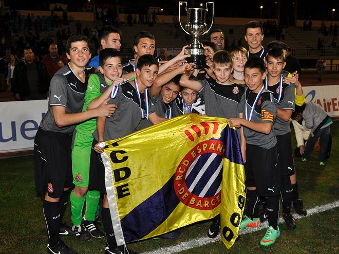 Los jugadores del Espanyol celebran el título. D.D.