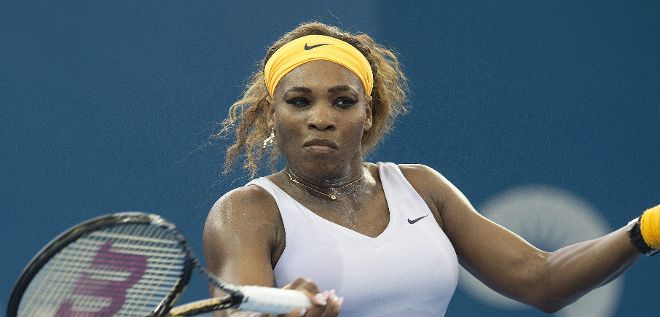 La tenista estadounidense Serena Williams devuelve la bola a la alemana Andrea Petrovick en el torneo internacional de Brisbane (Australia) hoy, martes 31 de diciembre de 2013.