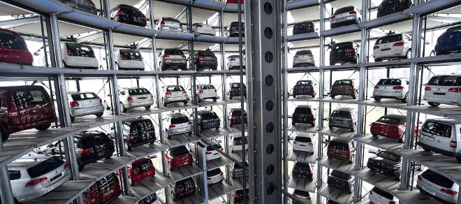 Automóviles almacenados en la torre VW Autostadt de Wolfsburgo (Alemania).