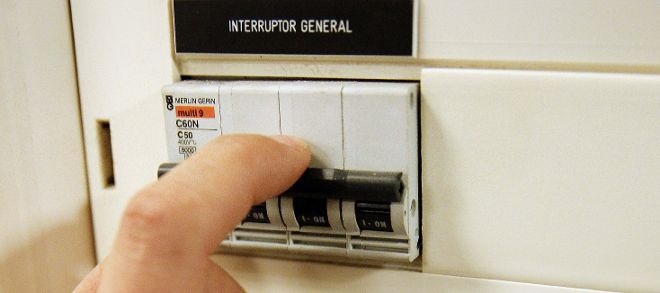 Una potencia contratada por debajo de su uso normal haría saltar de forma frecuente el interruptor de control de potencia.