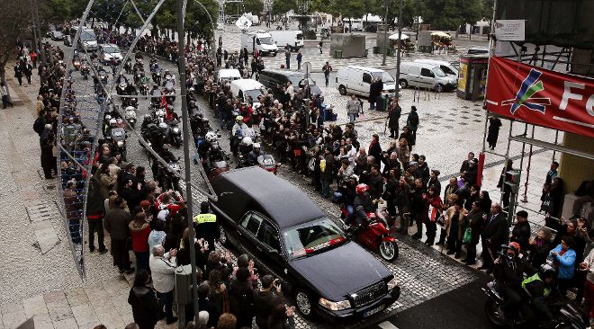 Centenares de personas aplauden al paso del coche fúnebre con el ataúd de Eusebio