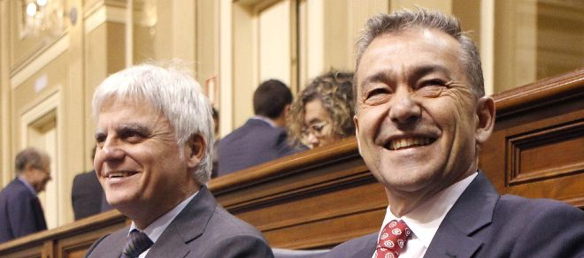 El presidente del Gobierno de Canarias, Paulino Rivero (d), junto al vicepresidente y consejero de Educación, José Miguel Pérez.
