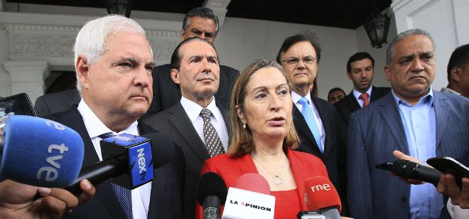 La ministra española de Fomento, Ana Pastor (d), junto al presidente de Panamá, Ricardo Martinelli (i), realiza unas declaraciones a la prensa.