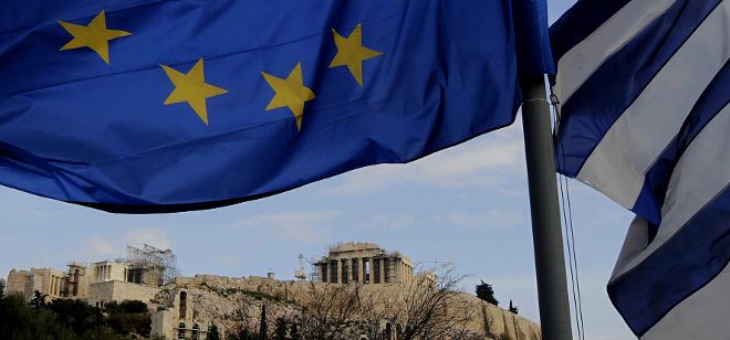 Una bandera europea ondea delante del Partenón en Atenas (Grecia).