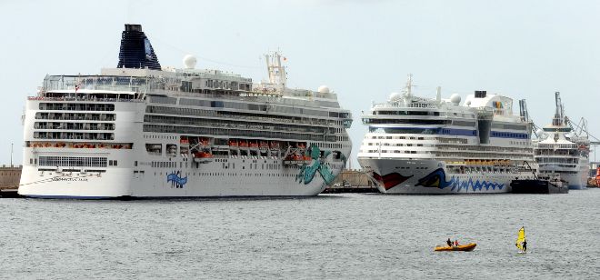 Cruceros en el puerto de Santa Cruz de Tenerife.