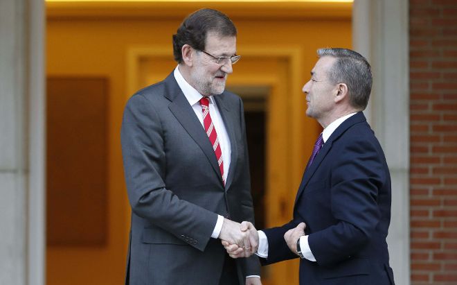 El presidente del Gobierno, Mariano Rajoy (i) saluda al presidente canario, Paulino Rivero, durante la reunión que han mantenido esta tarde en el Palacio de La Moncloa, en Madrid.
