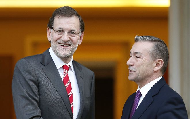 El presidente del Gobierno, Mariano Rajoy (i) saluda al presidente canario, Paulino Rivero, durante la reunión que han mantenido esta tarde en el Palacio de La Moncloa, en Madrid.