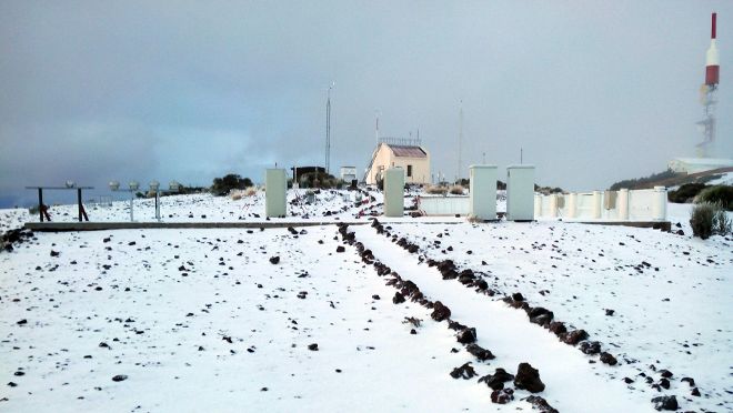 Fotografía facilitada por la AEMET del Observatorio Atmosférico de Izaña, en La Orotava (Tenerife), donde se aprecia la nevada caída esta noche en el Parque Nacional del Teide como consecuencia de la tormenta que está atravesando Canarias. El Cabildo de Tenerife ha cerrado hoy al tráfico las carreteras de acceso al Teide, debido a la presencia de nieve en la calzada tras la borrasca que desde la pasada madrugada afecta a las islas. La previsión meteorológica apunta a que las bajas temperaturas se mantengan en las próximas horas por lo que se prevé que siga nevando, según ha indicado en un comunicado la corporación insular.