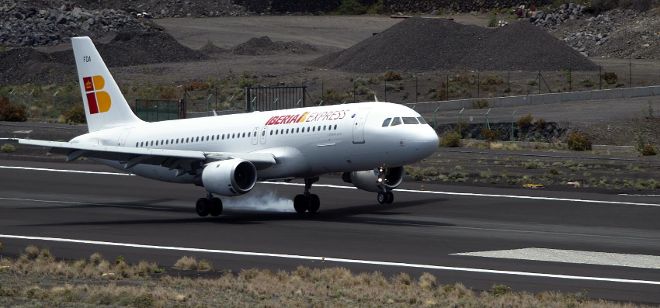 Un avión de Iberia Express en el aeropuerto palmero.