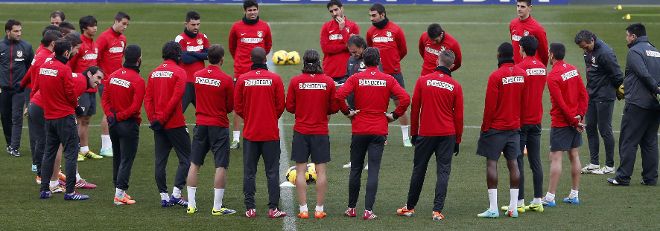Los jugadores del Atlético, durante el entrenamiento de esta tarde en el Calderón.