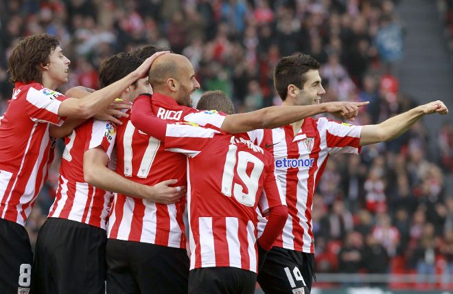 Los jugadores del Athletic Club de Bilbao Mikel Rico (c) y Ander Susaeta (d), entre otros, celebran uno de los goles.