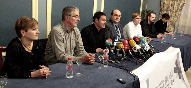 El presidente del PNV, Andoni Ortuzar (4i), y el de Sortu, Hasier Arraiz (3i), y la máxima responsable de LAB, Ainhoa Etxaide (3d), entre otros, durante una rueda de prensa.