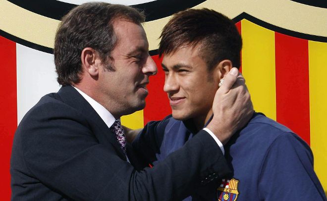 Neymar, durante su presentación, junto a Rosell.