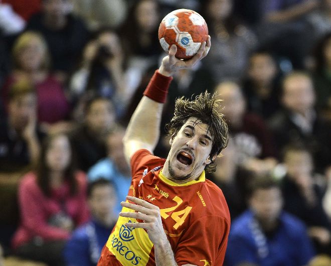 El jugador de España Viran Morro intenta un remate.