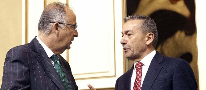 El presidente del Gobierno de Canarias, Paulino Rivero (d), conversa con el consejero de la Presidencia, Francisco Hernández Spínola.