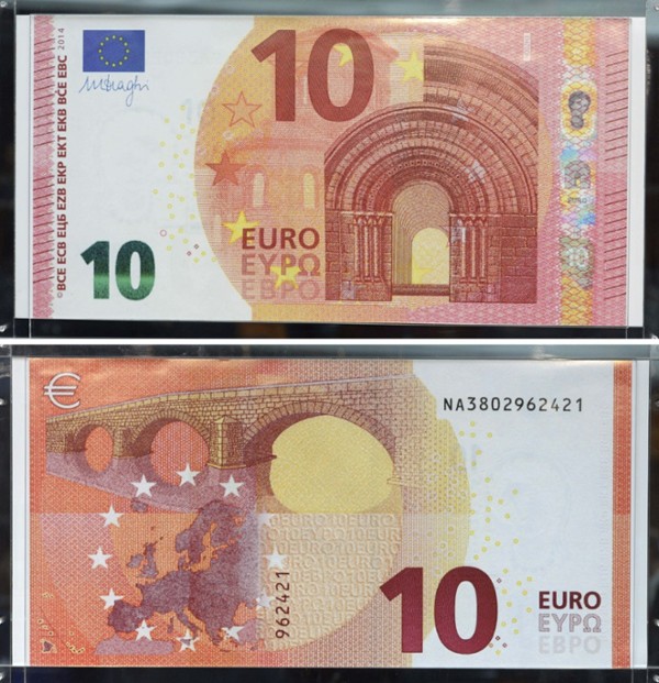 Detalle del anverso y reverso del nuevo billete de 10 euros en la sede del BCE en Fráncfort (Alemania) hoy, lunes 13 de enero de 2014. El Banco Central Europeo (BCE) anunció hoy que el nuevo billete de 10 euros entrará en circulación el 23 de septiembre por lo que hay suficiente tiempo para preparar una introducción suave.