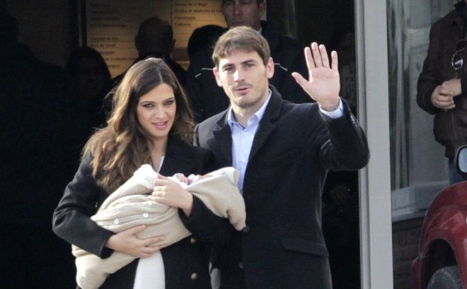 El portero del Real Madrid, Iker Casillas, y la periodista deportiva Sara Carbonero, con su hijo recién nacido. Casillas será uno de los entrevistados en el nuevo programa.