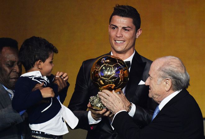 Cristiano Ronaldo, con su hijo, en el momento de recoger el balón de oro.