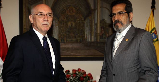 El Ministro de Relaciones Exteriores de Paraguay, Eladio Loizaga (i), recibe al nuevo embajador de Caracas (Venezuela) en Asunción, Alfredo Murga (d).