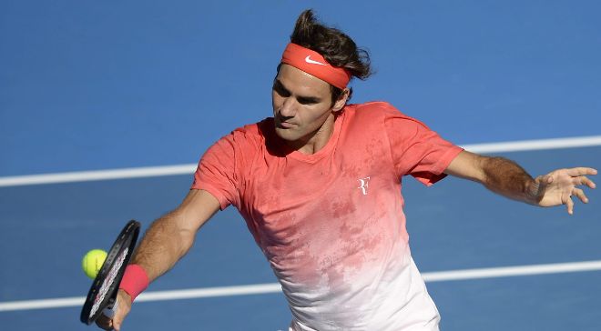 Federer, devolviendo una pelota.