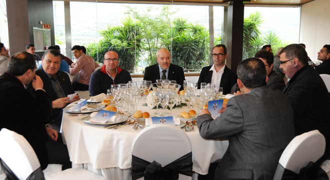 La plana mayor del club compartió mesa en el almuerzo en Puerto de la Cruz.