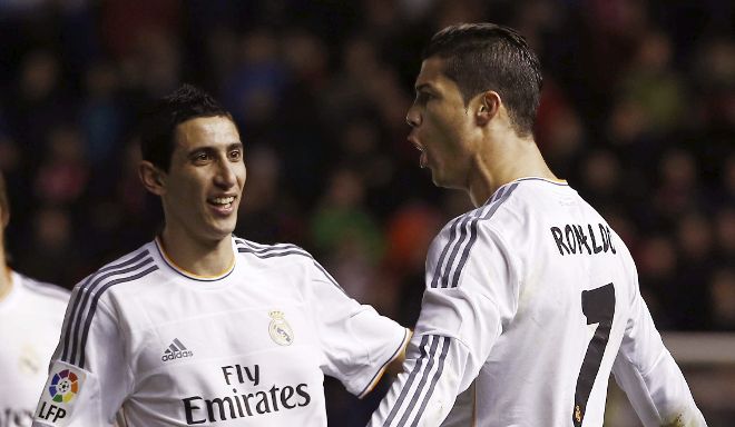 Cristiano Ronaldo (d), celebra con Ángel Di María (i) su gol.