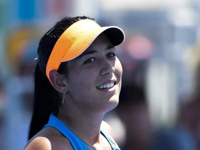 La española Garbine Muguruza ante la eslovaca Anna Schmiedlova hoy, jueves 16 de enero de 2014, durante el Abierto de Tenis de Australia en Melbourne.