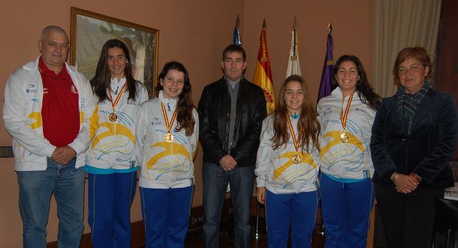 Las campeonas con el alcalde de la Laguna (c).