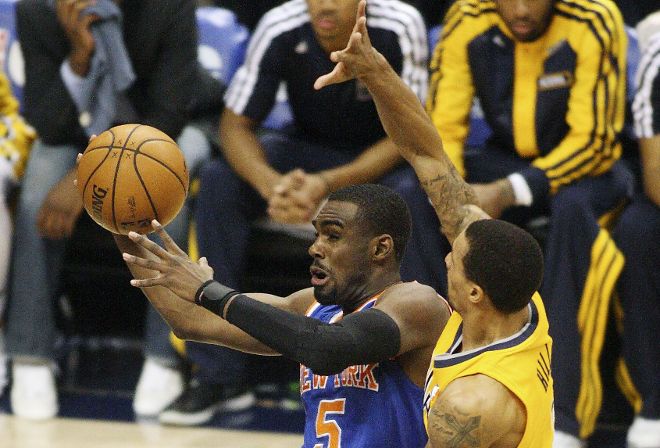 Tim Hardaway Jr. (i) de los Knicks ante George Hill (d) de los Pacers hoy, jueves 16 de enero de 2014, durante el juego de la NBA en el Bankers Life Fieldhouse de Indianapolis, Indiana (EE.UU.).