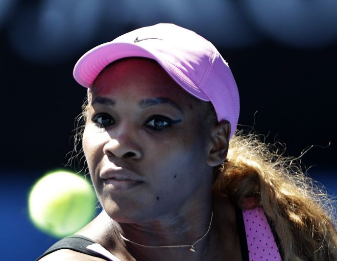 La estadounidense Serena Williams en acción ante la eslovaca Daniela Hantuchova este, viernes 17 de enero de 2014, durante un juego de la tercera ronda del Abierto de Tenis de Australia disputado, en Melbourne (Australia).